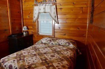Lucky Horseshoe Cabins Hotel Au Sable Exterior photo