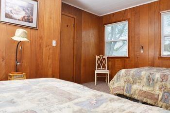 Lucky Horseshoe Cabins Hotel Au Sable Exterior photo