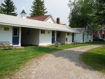 Lucky Horseshoe Cabins Hotel Au Sable Exterior photo
